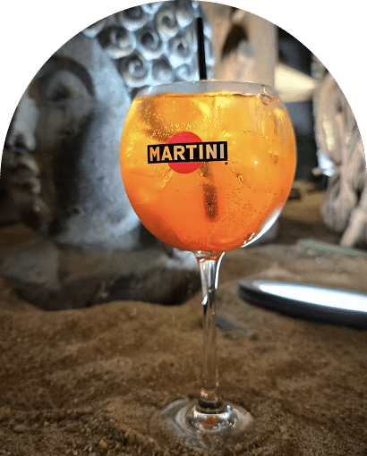 Cocktail Martini servi au restaurant Safari à Etrechy, avec la décoration exotique du lieu en arrière-plan.